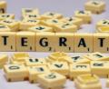 Symbolbild: Soeren Stache/dpa
Der Schriftzug "Integration" steht auf einem Tisch zwischen anderen Scrabble-Buchstaben.