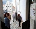 Bild: pz
Am Fenster des Rathaus-Foyers ist ebenfalls eine der Informationstafeln (rechts) zum "Schaufensterbummel durch die Zeit" angebracht. Von links Monika Sommer (Tourist-Info), Stadtarchivpfleger Hermann Müller, Bürgermeister Bernd Sommer und Inge Frank (Tourist-Info).