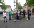 Bild: amö
Die Übergabe der Obstbäume erfolgte am Marktplatz in Winklarn. Vorsitzende Martina Irlbacher (von links) und Hildegard Lingl, die Familie Rohrbach mit Malene sowie Martina Schmid und Sonja Turban mit Bastian strahlten um die Wette.