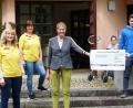 Bild: jp
Die Kastler Kirwaleut hatten ihren Spaß, auch online, und überraschten das Seniorenheim mit einer 450-Euro-Spende (von links): Petra Graml, Olga Hiller, Heimleiterin Monika Breunig, Martin Lindner und Maximilian Geitner.