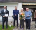 Bild: du
Den 90. Geburtstag beging Barbara Bösl (mit Blumenstrauß) im Schirmitzer Ahornweg. Dazu gratulierten auch Bürgermeister Ernst Lenk, Sohn Lothar, Ehemann Georg und zweiter Bürgermeister Josef Robl (von links).