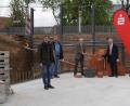 Bild: wel
Das Kupferrohr, gefüllt mit Bauplänen, Tageszeitung und Münzen, wird in eine symbolische Wand eingemauert: Architekt Christian Schönberger (von links), Johann Biegerl von der Baufirma Baumer, Dritter Bürgermeister Günter Gilch, die Sparkassen-Vorstände Werner Heß und Bernd Rees, Gebietsdirektor Wunibald Zwack und Landrat Thomas Ebeling verfolgen die Grundsteinlegung.