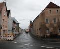 Bild: bjp
Gute Fortschritte macht die Erneuerung des Gehsteigs an der nördlichen Bahnhofstraße. Bis Ende Juni soll auch die Fahrbahn der vielgenutzten Durchgangsstraße erneuert werden.