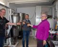 Bild: wgw
Rolf Linke, Jürgen Ferschl und Pfarrerin Heidi Gentzwein (von links) stoßen mit dem neuen „Retterbier“ an.