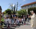 Bild: ads
Vor dem Pontifikalgottesdienst und der anschließenden Einweihung des Haus der Kinder wurde Diözesanbischof Rudolf Voderholzer von den Betreuerinnen der Einrichtung um Leiterin Michaela Neiswirth (links) und den Kindern begrüßt.