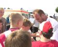 Archivbild: Hubert Ziegler
Bernd Hobsch gibt Autogramme bei der Einweihung der Pater-Karl-Küting-Anlage und vor dem Spiel SV Inter Bergsteig - 1. FC Nürnberg (1:13) am 10. Juli 2001.