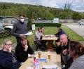 Bild: do
Wer keinen negativen Corona-Test mitbringt, muss sich unter Aufsicht des Campingplatz-Betreibers Günter Götz (stehend) selbst testen. Ein Spektakel im Freien vor der Kulisse des Rußweihers, das von den Eschenbacher Dauercampern bei einem Glas Weißbier gelassen akzeptiert wird.