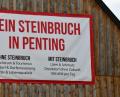 Bild: pko
Was die Bevölkerung von Penting befürchtet, wenn der geplante Steinbruch in der unmittelbaren Umgebung ihres Ortes verwirklicht werden würde, bringt dieses Transparent an einer Scheune in der Dorfmitte zum Ausdruck.