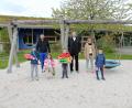 Bild: Theresa Ehbauer
Preisverleihung auf 200 Tonnen Sand (von links): Thomas Schön (Hausmeisterei), die Vorsitzende Regina Singer-Mindt und Kassier Jürgen Schröther vom Elternbeirat des Kindergartens sowie vier glückliche Gewinner.