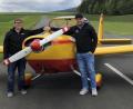 Bild: gdö
Sebastian Kühlein (von links) und Patrick Will haben die Leichtpiloten Lizenz mit dem vereinseigenen Motorsegler "Scheibe Falke 2000" des Aeroclub Erbendorf bestanden. Unterstützt wurden sie von Ausbildungsleiter Markus Klemm.