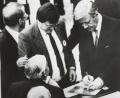 Bild:  Josef „Jupp“ Heinrich Darchinger
Ludwig Stiegler (Mitte) organisiert für German Vogelsang das letzte Autogramm von Helmut Schmidt vor dem Ende seiner Kanzlerschaft.
