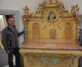 Bild: jr
Kunsthistorikerin und Archäologin Elisabeth Vogl freut sich gemeinsam mit dem Fördervereinsvorsitzenden Uwe Rosner über den aufgebauten Altar, der aus dem Nachlass des Eichstätter Professors und Priesters Franz-Xaver Wutz stammt. An diesem Altar in Eichstätt feierte die Resl oftmals die heilige Messe mit.