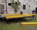 Bild: gi
Die Männer des Fördervereins Schloss Burgtreswitz bei der Aufstellung der Bühne im Schlosshof.