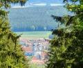 Bild: hmr
Einen wunderschönen Blick von der Gollingerhütte am Walderlebnispfad auf dem Glasberg bei Waldsassen erlebte Hermann Müller am vergangenen Dreifaltigkeitssonntag bei einem Spaziergang durch den Wald zur Dreifaltigkeitskirche Kappl bei Münchenreuth.