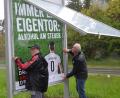 Bild: uz
Vlado Keller (links) und Josef Argauer richten den neuen Plakatständer der Ortsverkehrswacht Weiden ein.