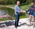 Bild: soj
Veit Bauer (links) ist der neue Pächter des Kiosks im Freibad Selingau. Zur Eröffnung überreichte Bürgermeister Wolfgang Söllner ein kleines Präsent.