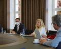 Bild: Ege
Im Rathaus Waldsassen unterstrich Staatsministerin Melanie Huml nochmals die Unterstützung für die Grenzregion. Mit im Bild von links: Landrat Roland Grillmeier, MdEP Christian Doleschal und Bezirksrat Toni Dutz,