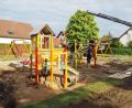 Bild: bl
Der Spielplatz in der von-Rieneck-Straße in Pfreimd mausert sich zu einem bunten und attraktiven Treffpunkt. Am Freitag war die Montage der neuen Geräte abgeschlossen. Wer hier Herumturnen will, muss sich aber noch ein paar Wochen gedulden; erst müssen die Fundamente trocknen.