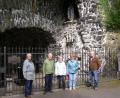 Bild: pz
43 Jahre lang kümmerten sich drei Familien aus den Reihen der Kolpinggemeinschaft um die Pflege der Lourdesgrotte. Von links Rudi Rüth, Willi und Rosemarie Härtl sowie Josefine und Georg Koch. Marianne Rüth, die ebenfalls zum Team gehört, konnte beim Fototermin nicht dabei sein.