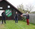 Bild: njn
SPD-Ortsvorsitzende Karin Neugirg (rechts) überreichte die Spende an TSV-Vorsitzenden Peter Schieder (Mitte). Mit auf dem Bild ist SPD-Vorstandsmitglied Raimund König (links) zu sehen.