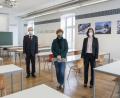 Bild: Baumann Automation/exb
Im neuen Baumann-Hörsaal (von links): Professoren-Pate Bernhard Frenzel (Professur für Elektrische Maschinen und Antriebe an der OTH), Firmeninhaberin Annette Baumann und Baumann-Patin Maria Traub.