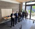 Bild: Florian Nürnberger/exb
Spendenübergabe mit Direktor Michael Eibl und Armin Wolf.