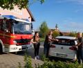 Bild: do
"Voll Mai Ding" ist für die Freiwillige Feuerwehr Speinshart Geschichte. Nach der endgültigen Absage des 125-jährigen Gründungsjubiläums entfernten die Vorstände Stefan Schedl und Wolfgang Merkl, beobachtet von Nicole Kroher als Vertreterin der Festdamen (von rechts), das Festmotto von Autoscheiben und Werbeflächen