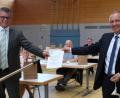 Bild: Hirsch
Behördenleiter Thomas Gollwitzer (rechts) überreichte den Bescheid zur Förderung des "Smarten Gesundheitsnetzwerkes" an den ILE-Vorsitzenden Martin Birner (links).