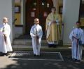 Bild: jr
Die Erstkommunikanten Maximilian Protschky, Jonathan Hecht und Tobias Schmelzer (von links) mit Pfarrer Robert Ploß vor der Herz-Jesu-Kirche in Pechbrunn.