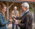 Bild: Martin Hertel/exb
Generationswechsel im Forstrevier Ahornberg: Nach 32 Jahren als Förster übergab Karlheinz Strößner vor Winfried Pfahler, Leiter des Forstbetriebs Fichtelberg, die Schlüssel an seine Nachfolgerin Miriam Lang (von rechts).