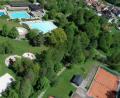 Bild: bey
Ab Samstag ist das Pleysteiner Freibad wieder für die Besucher geöffnet. Zur Verfügung stehen das Schwimmerbecken (Mitte), das Nichtschwimmerbecken (rechts) und das Kinderbecken (leicht verdeckt). Ebenso die anderen Einrichtungen wie Volleyball und Spielplätze (unterer Bildteil). Das Sprungbecken mit dem Sprungturm (links oben) kann nicht genutzt werden.
