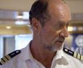 Bild: ARD-Mediathek, „Story im Ersten“
Das hätte sich Dr. Winfried Koller, 67, auch nicht träumen lassen: Der Schiffsarzt begleitete das Kreuzfahrtschiff „MS Amera“ in der Corona-Pandemie auf einer 18-tägigen Odyssee von Südamerika zurück nach Europa.