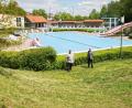 Bild: njn 
Das Freibad ist von den Mitarbeitern des Städtischen Bauhofs und vom Freibadteam für die heutige Öffnung vorbereitet. Bei einem Ortstermin erklärte Bürgermeister Johannes Reger (rechts) das Hygienekonzept.