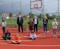 Bild: Stefanie Gradl
Bürgermeister Hans-Martin Schertl und Rektorin Petra Ligensa (hinten Mitte) statten den Kindern der Ferienbetreuung unter Leitung von Melanie Sichelstiel (hinten rechts) einen Besuch ab und loben die tolle Organisation.