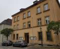 Bild: Tobias Gräf
Im Vordergrund das 1890 gebaute alte Rathaus, links anschließend das frühere städtische Verwaltungsgebäude von 1969. Die beiden Gebäude am Unteren Markt sollen innerhalb von zwei Jahren kernsaniert werden und dann Wohnungen und Büroräume beherbergen.