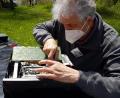 Bild: Linda Trager
Jo Pirzer beim Reparieren eines defekten Video-Rekorders.