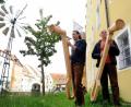 Bild: Stephan Huber
Robert Vogel (links) und Thomas Ertel testeten am Freitagabend mit selbstgebauten Vogelhörnern schon mal die Akustik auf der Wiese hinter dem Luftmuseum in Amberg.