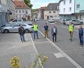 Bild: Thomas Graml, Stadt Amberg/exb
Ortstermin in der sanierten Bäumlstraße (von links): Hubert Englhard und Michael Weizer von der Firma Englhard Bau, Markus Herrmann (Tiefbauamt Stadt Amberg), Dritter Bürgermeister Franz Badura, Hermann Zeitler (Firma Englhard Bau) und Norbert Füger (Leiter Tiefbauamt Stadt Amberg).