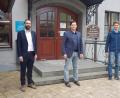 Bild: gi
Bürgermeister Armin Bulenda gratuliert den beiden neuen Ortssprechern Thomas Kleber (Mitte) und Matthias Eckl (rechts).