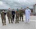 Bild: Michael Reindl/exb
Den Hubschrauberlandeplatz des Weidener Klinikums, auf dem auch die Blackhawks der US-Armee landen, besichtigten (von links) die neue Kommandeurin der Health Clinic Grafenwöhr, Crista Wagner, und ihr Vorgänger Avery Carney sowie Erika Walberer Reis, Matthew Kals und Cameron Kennedy mit Dr. Andreas Pohl.