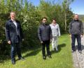 Bild: ga
Bürgermeister Franz Grabinger, Kirchenpflegerin Renate Pusch und der stellvertretende Pfarrgemeinderatssprecher Norbert Lehner (von links) gratulierten Pater Binu (Zweiter von links) zum 40. Geburtstag.