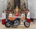 Bild: nis
In der Pfarrkirche in Tiefenbach feierte Pfarrer Albert Hölzl den traditionellen Motorradgottesdienst. Ein chromblitzende Chopper war im Altarraum aufgestellt.