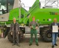Bild: Ramona Herzog/exb
Geschäftsführer Alexander Scherer (rechts) und Ausbilder Gerhard Peter (links) gratulierten Florian Irlbacher.