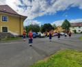 Bild: fks
Ganz bunt sowie geimpft, getestet oder genesen machte sich der Spielmannszug der Feuerwehr Erbendorf auf den Weg nach Tirschenreuth, um Dieter Busl (Vierter von links) zum 60. Geburtstag zu gratulieren.