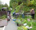 Bild: rn
Für die Neuanlage der Böschung durch Mitglieder des Obst- und Gartenbauvereins steht eine große Vielfalt von pflegeleichten und winterharten Pflanzen bereit.