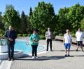 Bild: bnr
Zum Saisonbeginn konnte Helga Schuch ihr 25-jähriges Dienstjubiläum im Freibad in Perschen feiern. Dazu gratulierten (von links)Verbandsvorsitzender Bürgermeister Frank Zeitler, sein Stellvertreter Bürgermeister Richard Tischler sowie die Bademeister Hubert Horn, Volker Liebl und Norbert Wurmstein.