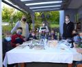 Bild: gi
Handwerklich und kreativ betätigen sich die Kinder in der Ferienbetreuung bei Angela Putzer (Mitte) in Grub. Betreut wurden die Mädchen und Buben von Eva-Maria Procher und Claudia Rappl (von links).