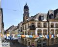 Bild: Petra Hartl
Bunte Wimpel schmücken die Georgenstraße in Amberg. Und es sollen noch mehr werden.