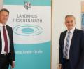 Bild:  Landratsamt TIR, Stefan Malzer/exb
AOK-Direktor Jürgen Spickenreuther und Landrat Roland Grillmeier (von links) tauschten sich im Landratsamt aus.