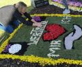 Bild: gz
Ein Blumenteppich als besondere Handschrift für Fronleichnam in Corona-Zeiten. Manuela Klug legt in Eslarn die letzten Buchstaben.